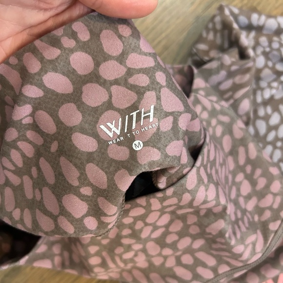 Peloton x WITH leopard Activewear Set - Picture 7 of 8